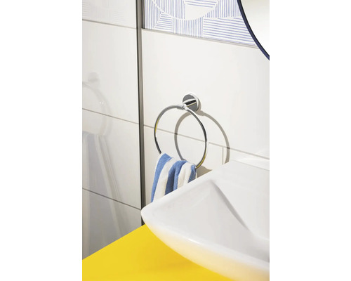 Porte-serviettes dans une salle de bain avec serviette et lavabo
