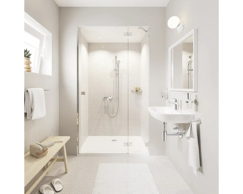 Salle de bains lumineuse avec douche, lavabo et banc