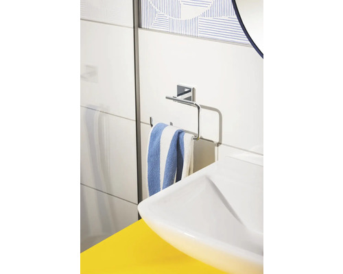 Porte-serviettes avec serviette à côté d''un lavabo