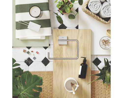 Nature morte de salle de bain avec serviette, savon, plante et support papier toilette