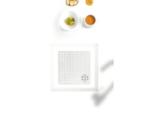 Égouttoir carré perforé sur une table avec des aliments