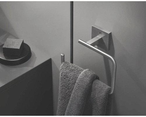 Anneau porte-serviette avec serviette dans la salle de bain