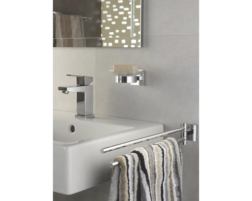 Salle de bain moderne avec lavabo, robinet, porte-savon et porte-serviettes