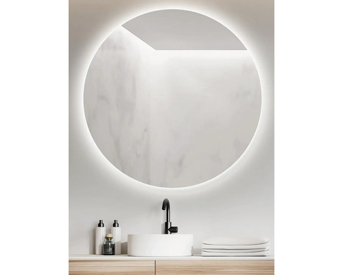 Miroir rond avec éclairage au-dessus d''un lavabo dans une salle de bains