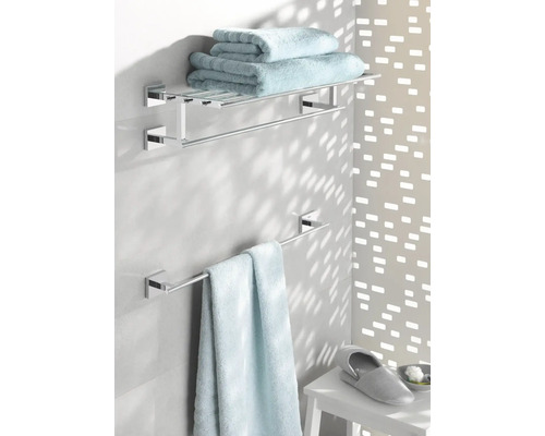 Salle de bain avec porte-serviettes et serviettes