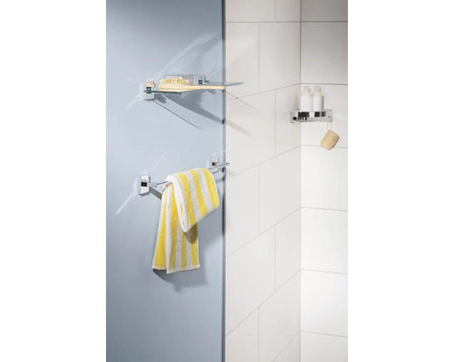 Salle de bains avec étagère en verre, porte-serviettes et porte-savon