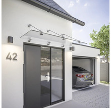 Haustür mit Glasvordach und Hausnummer an einem modernen Haus