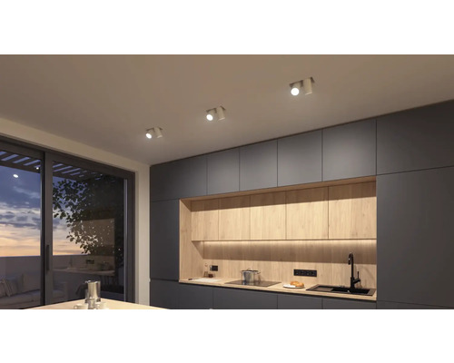 Cuisine moderne avec spots de plafond et armoires grises