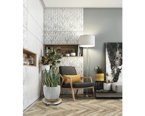 Wohnzimmer mit Sessel, Stehlampe und Zimmerpflanzen auf Rollen