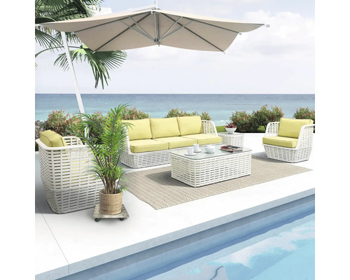 Salon de jardin avec canapé, fauteuil, table et parasol sur une terrasse au bord de la piscine