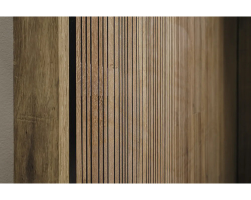 Nahaufnahme einer Wandverkleidung mit Holzlamellen