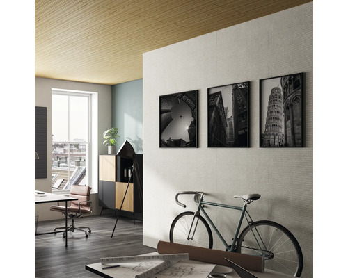 Bureau lumineux avec panneaux de plafond, bureau, chaise de bureau, armoire, lampadaire, photos encadrées et un vélo