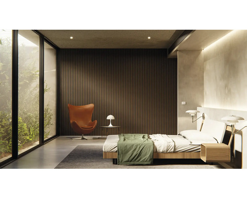 Chambre lumineuse avec lit, fauteuil et grande fenêtre donnant sur la verdure