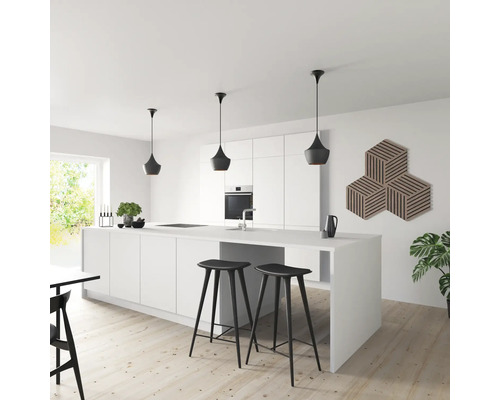 Cuisine lumineuse avec îlot de cuisine, tabourets de bar, suspensions et panneaux muraux