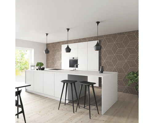 Cuisine claire avec îlot de cuisine, tabourets de bar et panneaux muraux à motifs géométriques