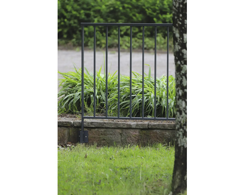 Metallzaun auf einer Steinmauer im Garten