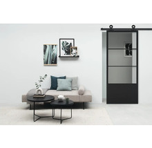 Salon avec porte coulissante, canapé, table basse et décoration murale