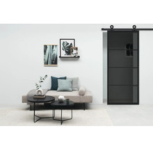 Salon avec canapé, tables basses, décoration murale et porte coulissante en verre