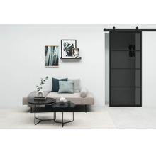 Salon avec canapé, table, décoration murale et porte coulissante