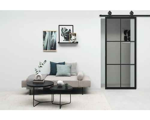 Salon avec lit de jour, table basse et porte coulissante