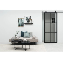 Séjour avec canapé, table basse et porte coulissante