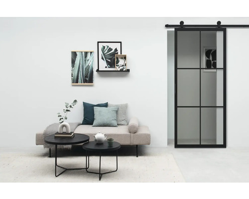 Séjour avec canapé, table basse et porte coulissante