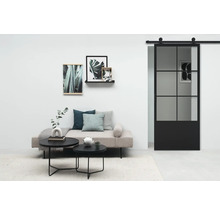 Salon lumineux avec canapé, tables d''appoint, décoration murale et porte coulissante