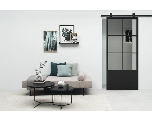 Salon lumineux avec canapé, tables d''appoint, décoration murale et porte coulissante