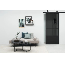 Salon avec porte coulissante, canapé, table basse et décoration murale