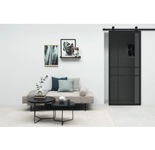 Salon avec canapé, tables basses, décoration murale et porte coulissante