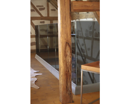 Blick in einen Dachboden mit Holzstruktur und einem Geländer aus Glas