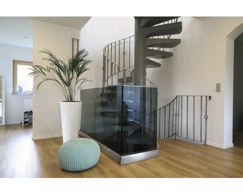 Heller Eingangsbereich mit Wendeltreppe, Pflanze im Topf und Sitzhocker