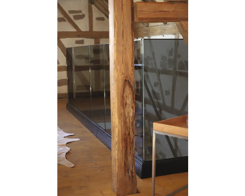 Innenaufnahme eines Hauses mit Holzstütze und Glasgeländer