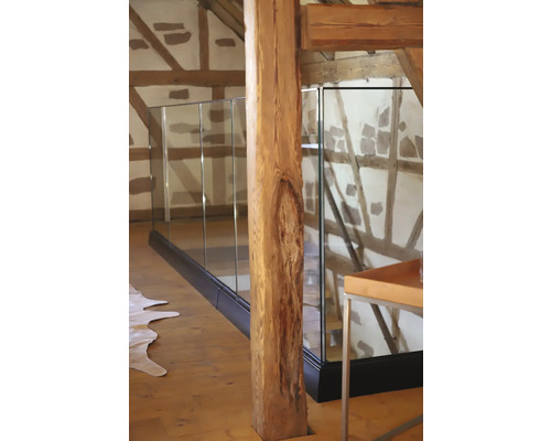 Szene mit Holzpfeiler und Glasgeländer in einem Gebäude
