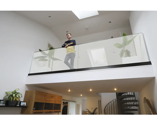 Helles Wohnzimmer mit Galerie und Glasgeländer