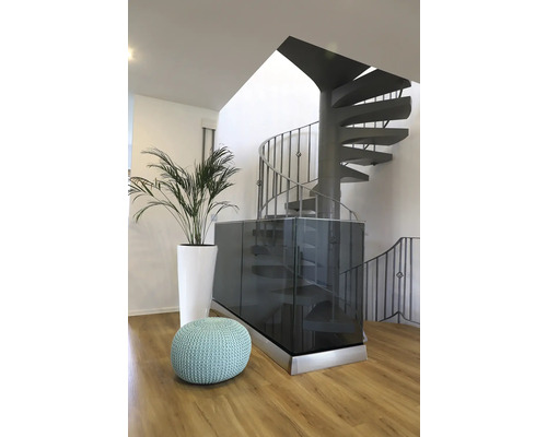 Innenraum mit Wendeltreppe, Pflanze im Topf und Sitzhocker