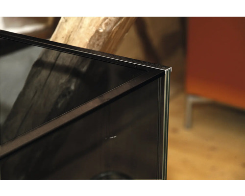 Detailansicht eines Aquariums mit Glas und schwarzem Rahmen