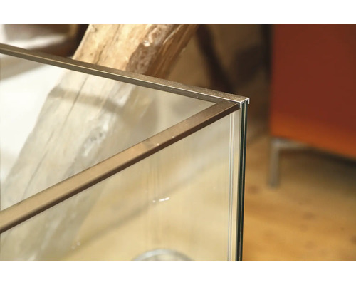 Vue détaillée d''un aquarium avec verre et cadre métallique