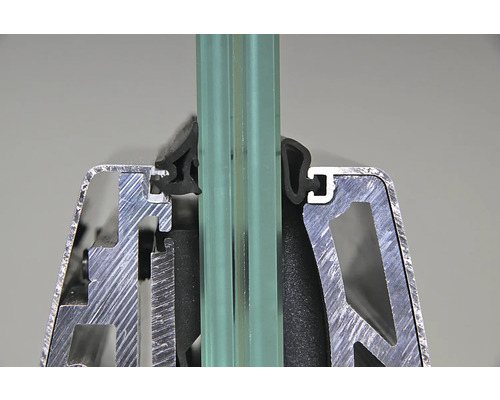 Detailansicht einer Fenster- oder Türdichtung mit Aluminiumprofil und Glas