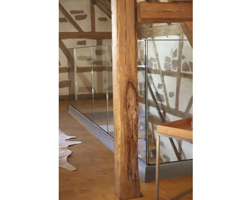 Innenaufnahme mit Holzpfosten und Glasgeländer