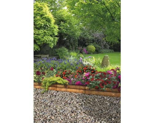 Jardin avec fleurs, gravier et bordure en bois