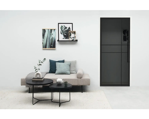 Salon avec canapé, tables basses et porte coulissante