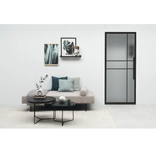 Salon avec lit de jour, tables basses et porte intérieure avec verre