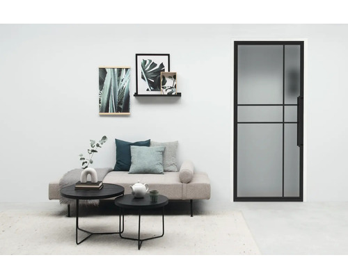 Salon avec lit de jour, tables basses et porte intérieure avec verre