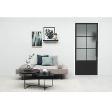 Salon avec canapé, table, tableaux et porte en verre avec cadre en acier