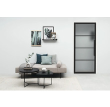 Salon avec canapé, table basse et porte intérieure avec insert en verre