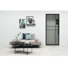 Salon lumineux avec porte, canapé, table basse et décoration