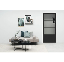 Salon avec lit de jour, tables basses et porte intérieure avec insert en verre