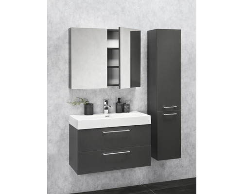 Badezimmer mit Waschtisch, Spiegelschrank und Hochschrank