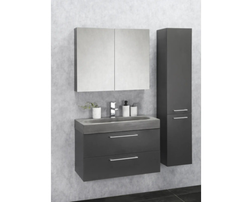 Badezimmer mit Waschtischunterschrank, Waschbecken, Spiegelschrank und Hochschrank.